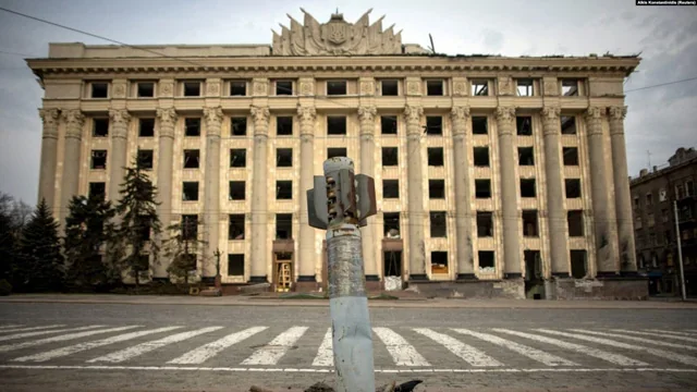 Російський дрон вдарив біля школи в Харкові